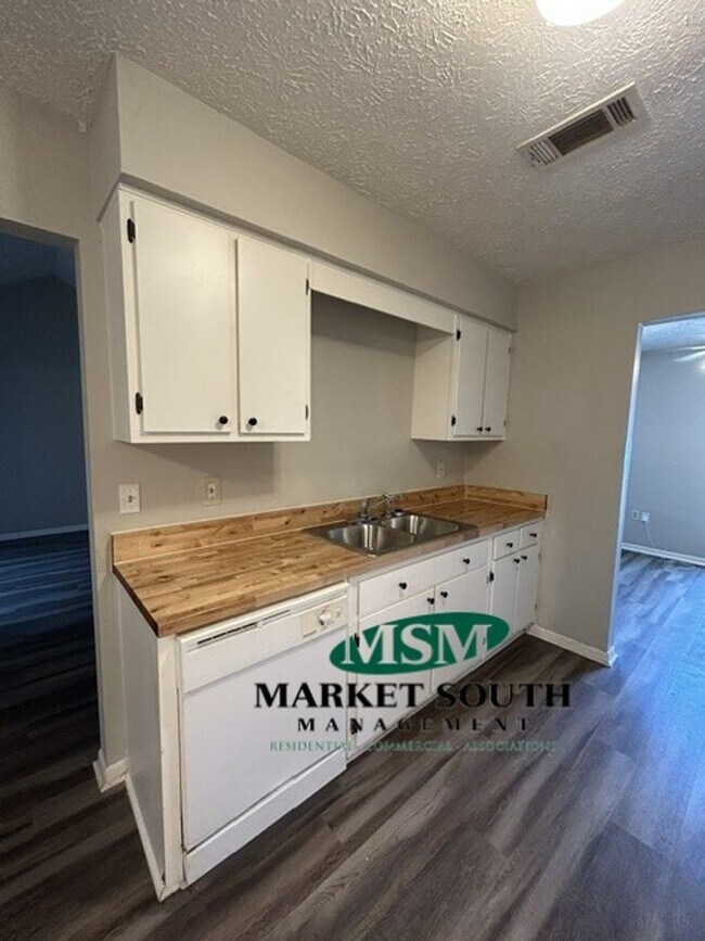Building Photo - 18 Friar Tuck Dr