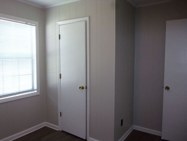 Building Photo - 2 Bedroom 1 Bath Ground Floor Apartment