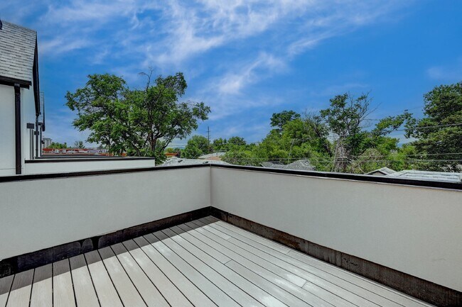 Building Photo - $3,750 - 4 Bed, 3.5 Bath Updated Townhome ...