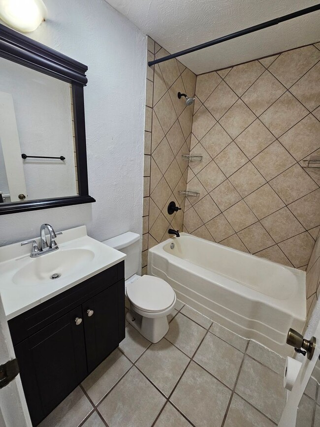 Building Photo - Beautifully maintained 3 bdrm/2 bath with ...