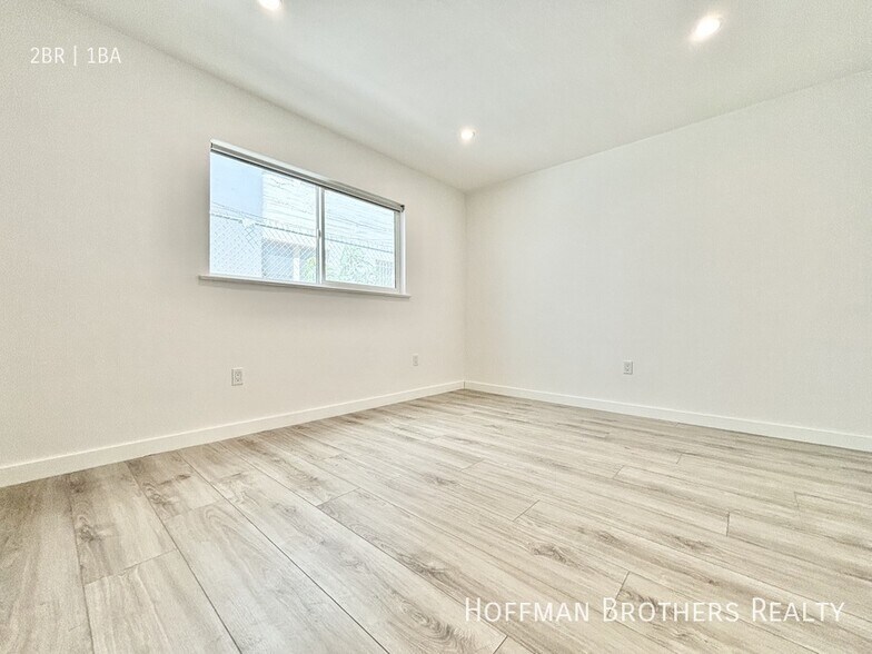 Building Photo - 562 N Kenmore Ave