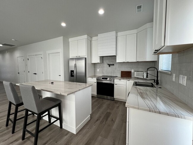 Building Photo - Newer Construction Condos in Moses Pointe!
