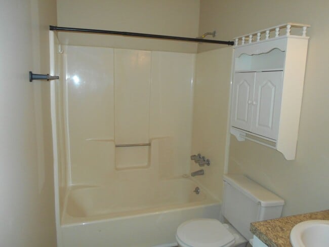 Building Photo - 2 bedroom townhome blocks from the beach.
