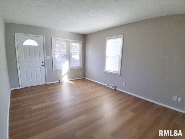 Building Photo - 2022 W Richwoods Blvd