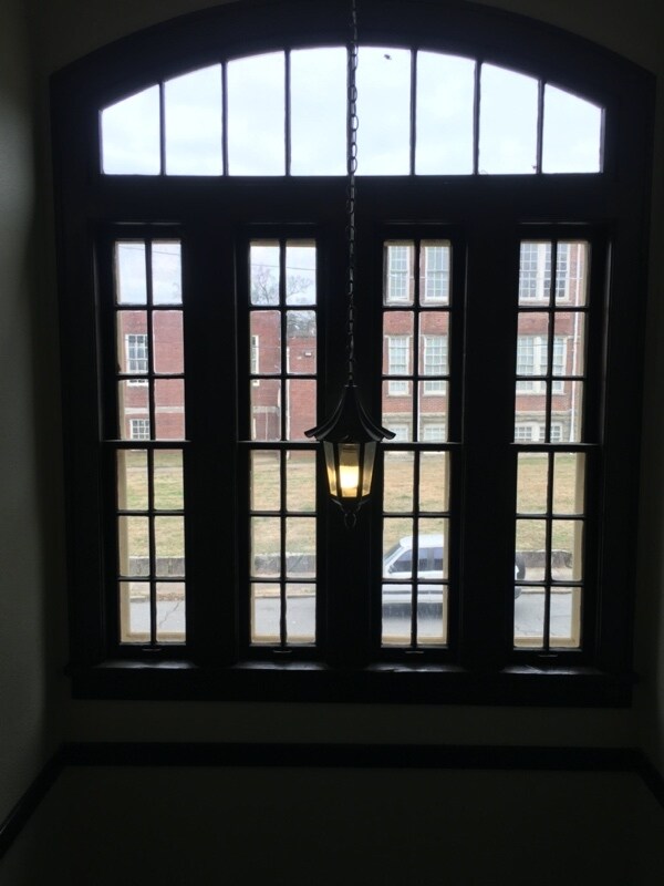 Building Photo - 616 E 7th St