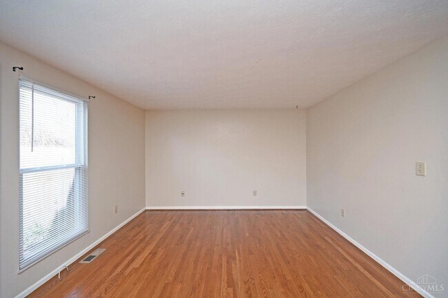 Building Photo - 985 Woodlyn Dr N