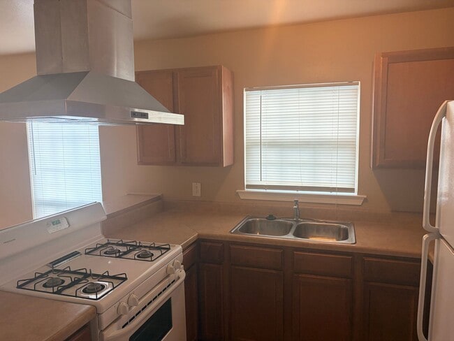 Building Photo - Charming Single