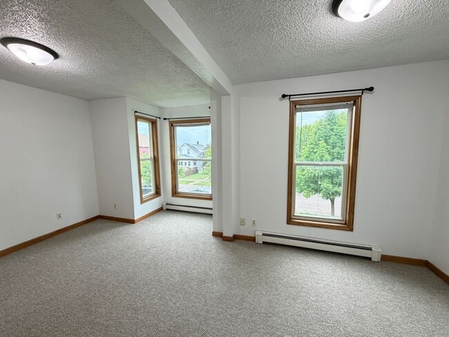 Building Photo - Upper Level 2 Bedroom Apartment - AVAILABLE TODAY