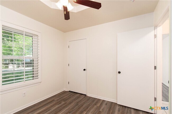 Building Photo - 11 Basswood Ct