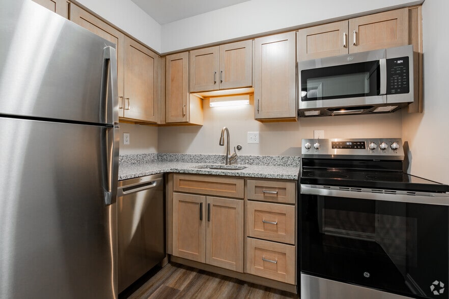 Primary Photo - Chatsworth Park Apartments