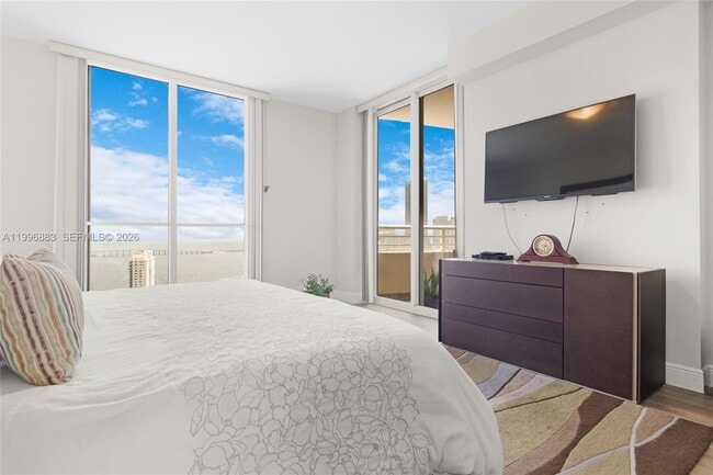 Building Photo - 848 Brickell Key Dr