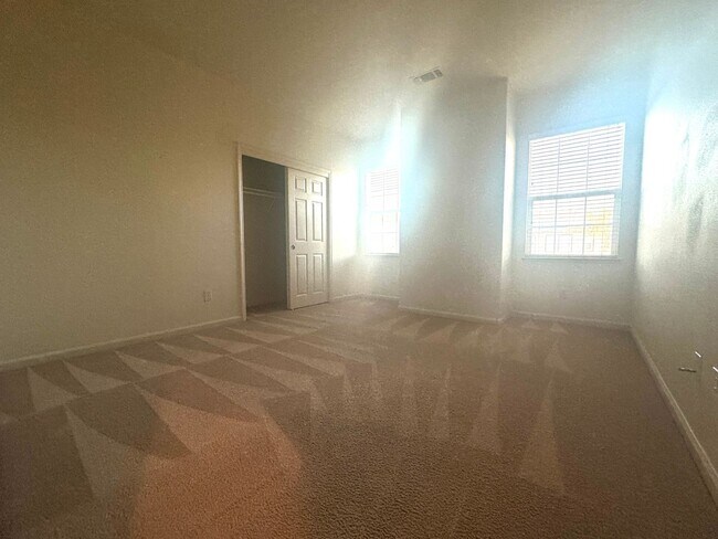 Building Photo - Reduced Price! Spacious 5 Bed, 3 Bath home...