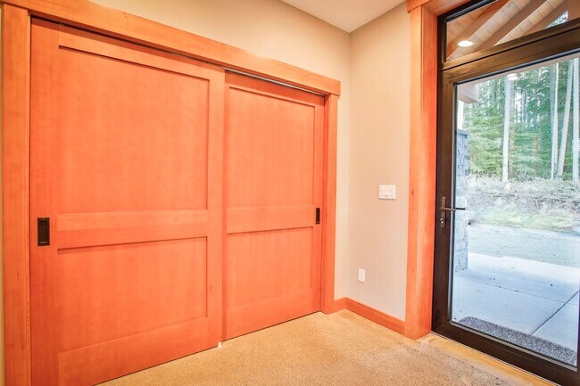 Building Photo - Private, Custom Home in Greenbank!