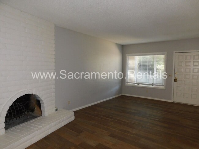 Building Photo - Updated 2bd/1ba Foothill Farms Duplex with 1 Car Garage