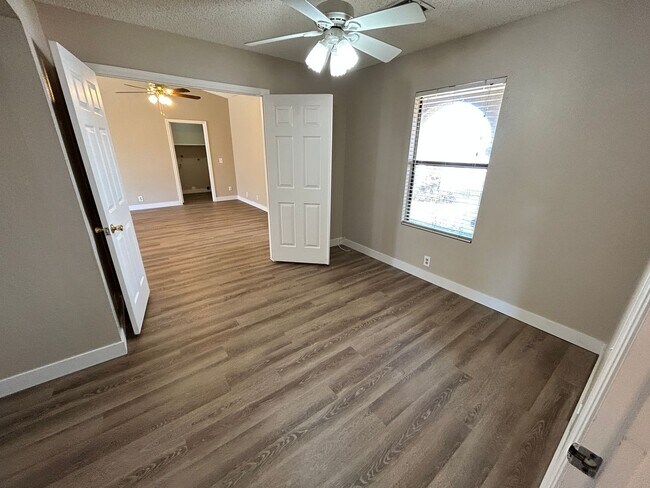 Building Photo - *NEW* Paint *NEW* Flooring *NO* HOA Glenda...