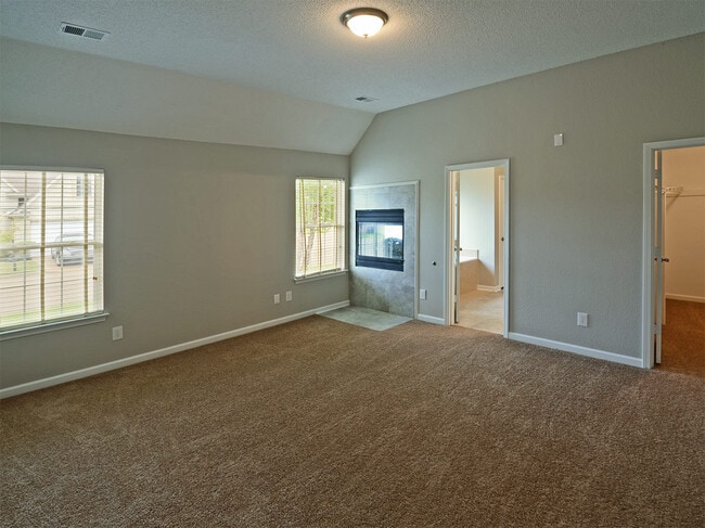 Building Photo - 3 Bed, 2 bath with over 2000 sq feet near Riverdale and Stateline Rd