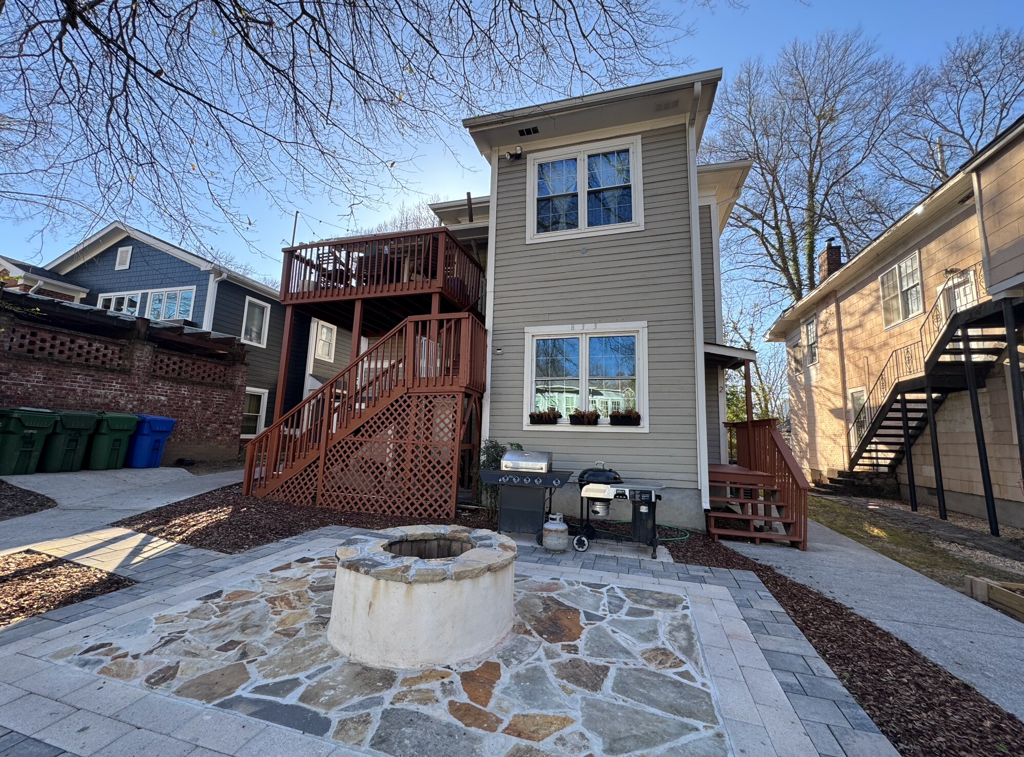 Building Photo - 833 Monroe Dr NE