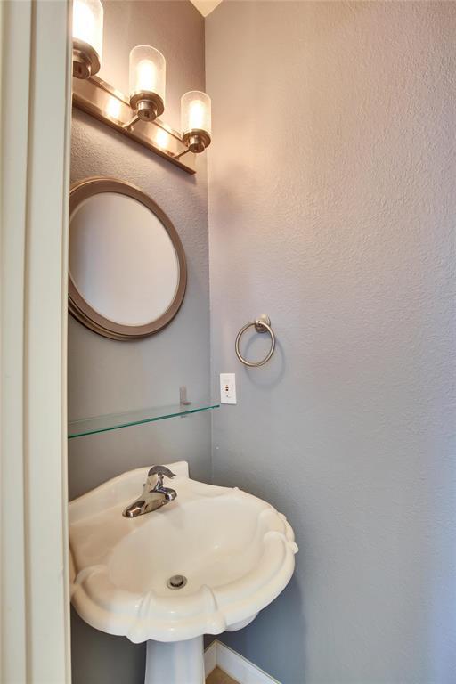 Building Photo - 10321 Beard Ave