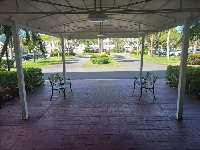 Building Photo - 3050 N Palm Aire Dr