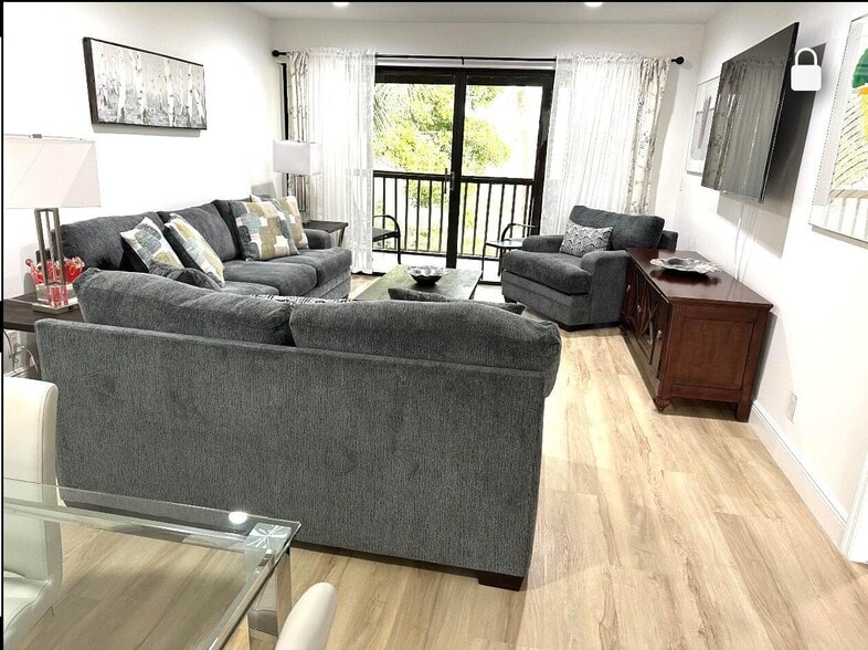 Building Photo - 464 Brackenwood Ln S