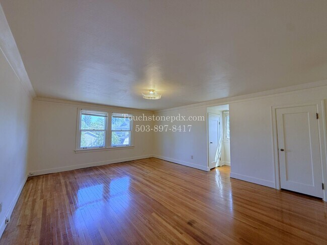 Building Photo - MOVE IN SPECIAL! ONE MONTH FREE! Timeless SE Portland 3 Bed Home w/Backyard, Hardwood Floors, & B...