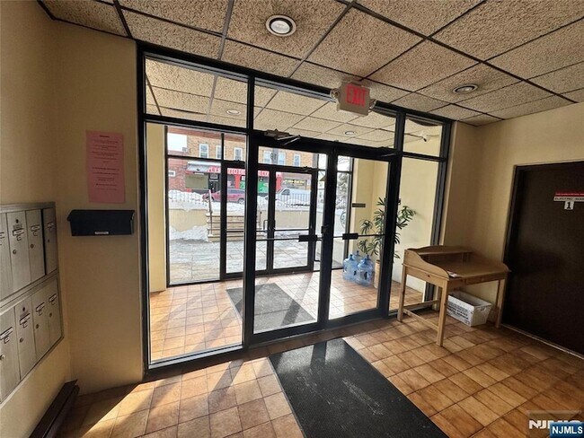 Building Photo - 19 Plauderville Ave