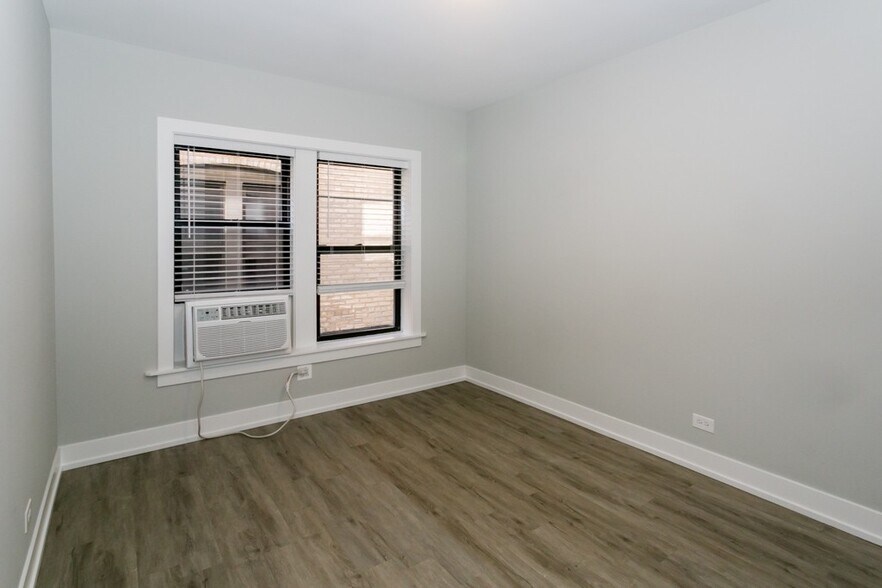 Building Photo - 729 W Brompton Ave