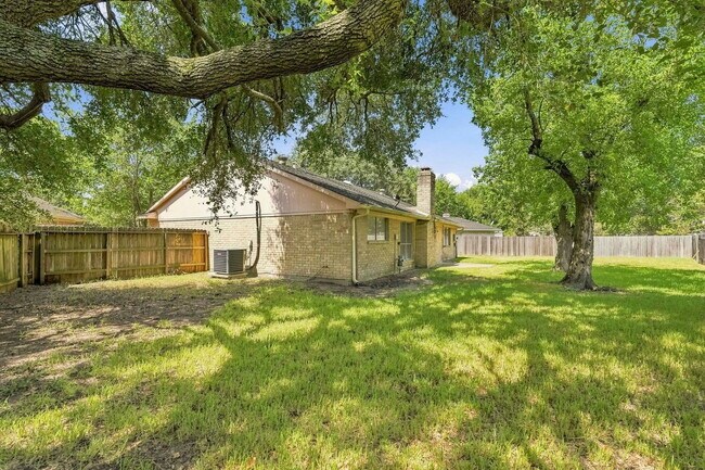 Building Photo - 703 Conestoga Cir