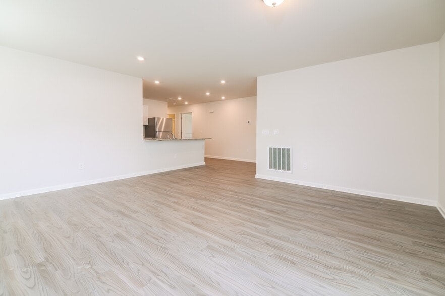 Building Photo - 2150 Bayview Dr SW