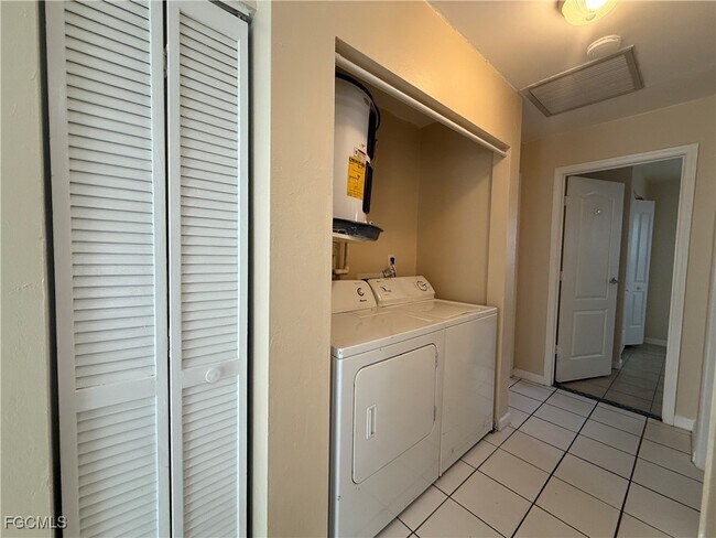 Building Photo - 2117 SW Santa Barbara Pl