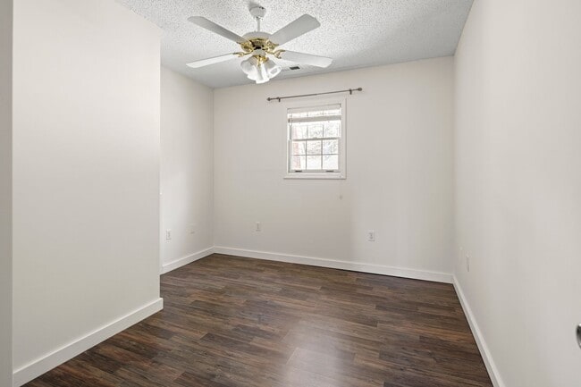 Building Photo - Spacious Home in South Asheville