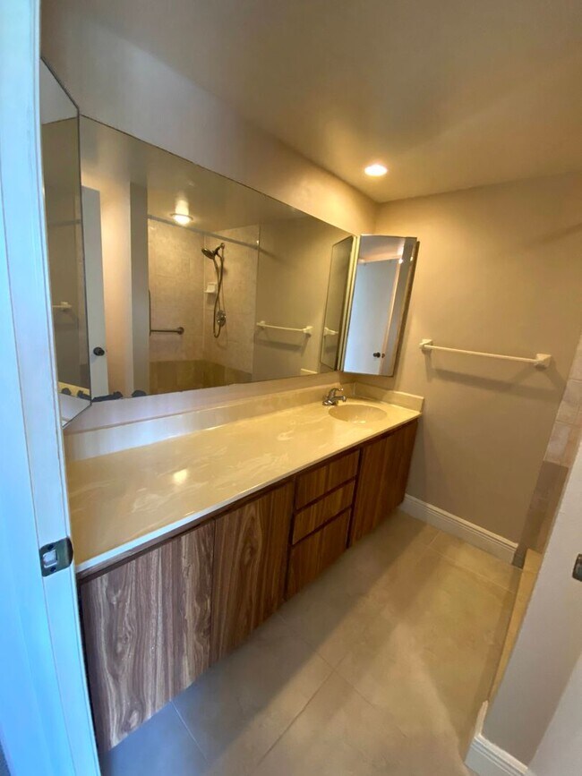 Building Photo - Beautiful and well-maintained 2BR/2BA town...