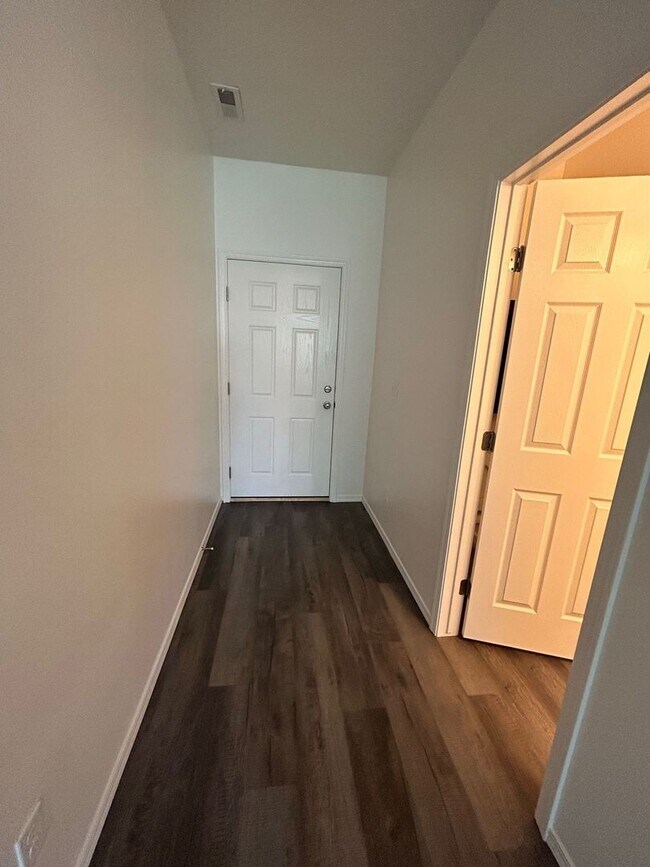 Building Photo - 3 Bedroom plus Loft For Rent! Victory Sout...