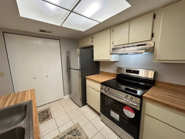 Building Photo - Longleaf 2/2 loft with bonus room-all new ...
