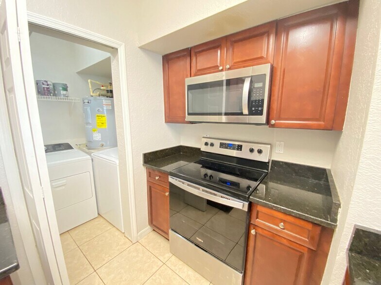 Building Photo - Just reduced!! Ready to move in!! Park Cen...