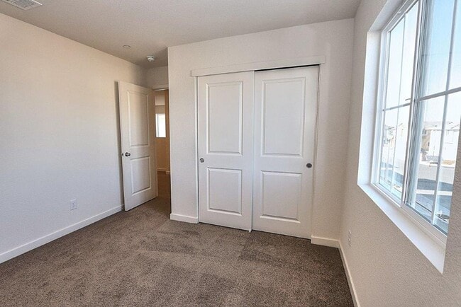 Building Photo - Beautiful Lincoln Home Available in May!