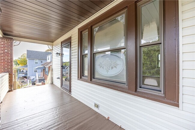 Building Photo - 232 St Clair St