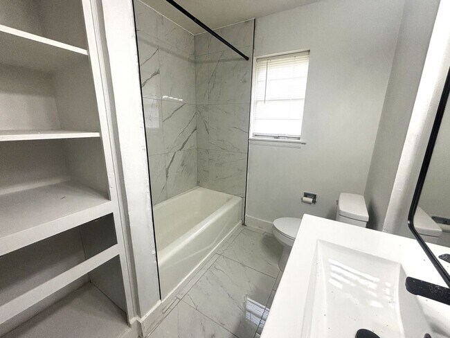 Building Photo - Spacious JHome in Southern Hills