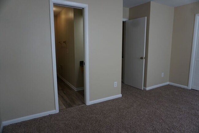 Building Photo - 2 Bedroom 2.5 Bath Mandarin Townhome