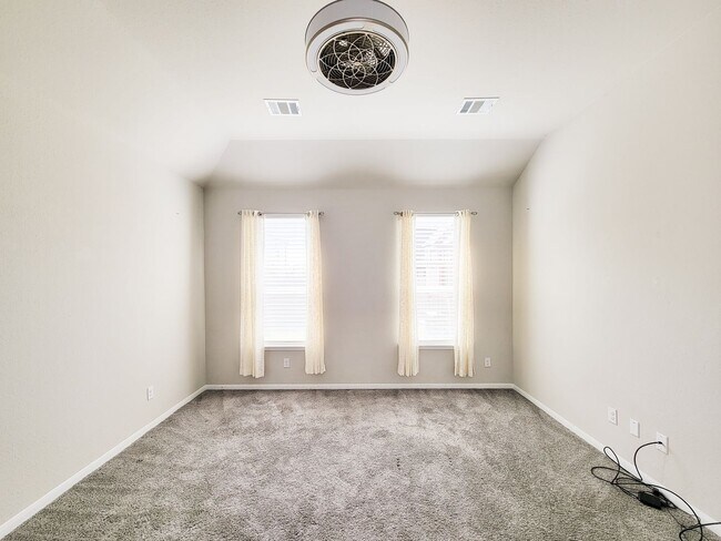 Building Photo - Live comfortably in this stunning Lake Rid...
