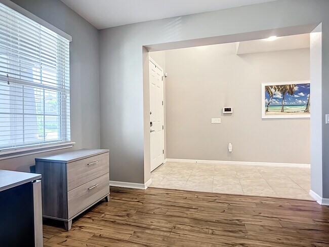 Building Photo - 3009 Esmeralda Dr