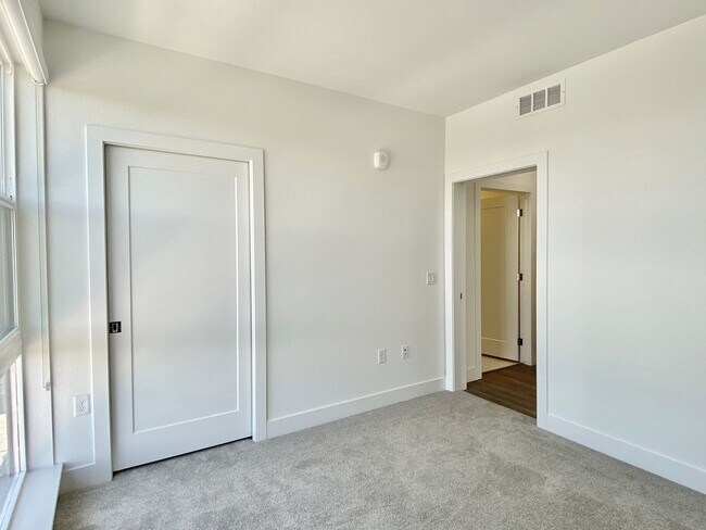 Building Photo - WOW!  Top Corner, 2 bed, 2 bath