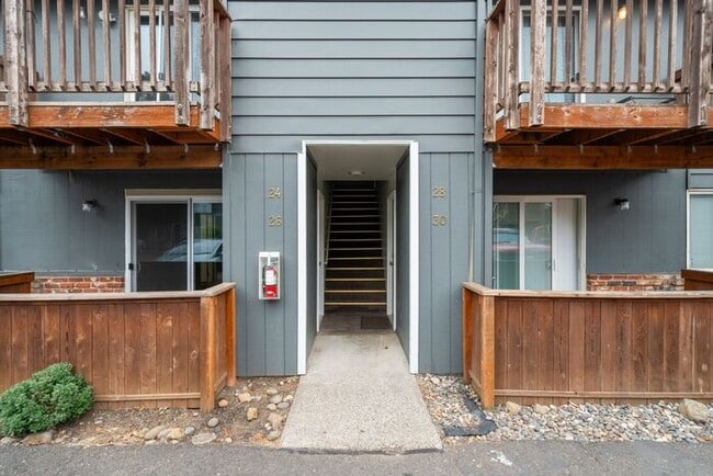 Building Photo - Completely Remodeled | Lower 2-bedroom 1 B...