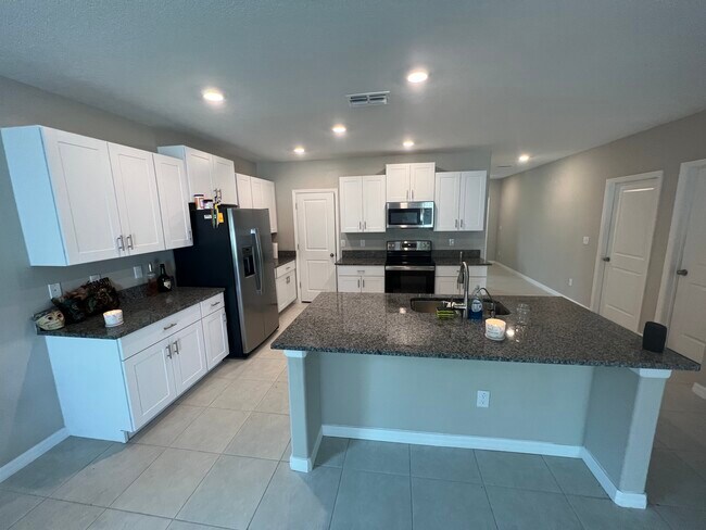 Building Photo - 352 Argyll Dr