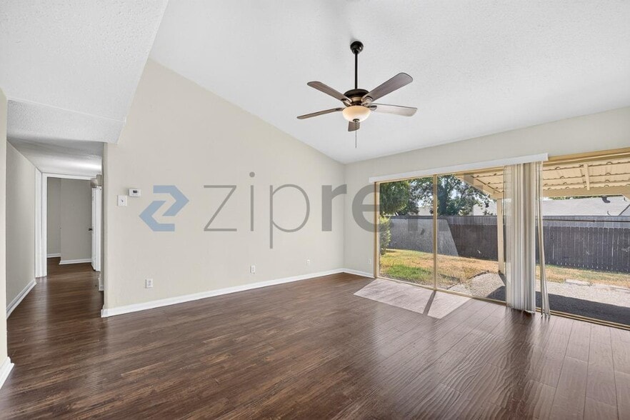 Building Photo - Unit
