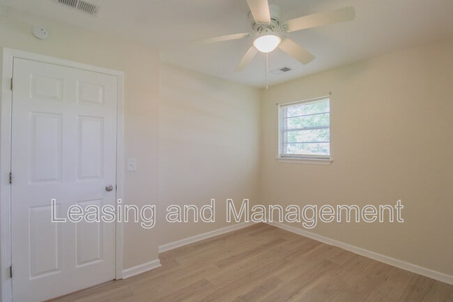Building Photo - 305 Millcreek Dr