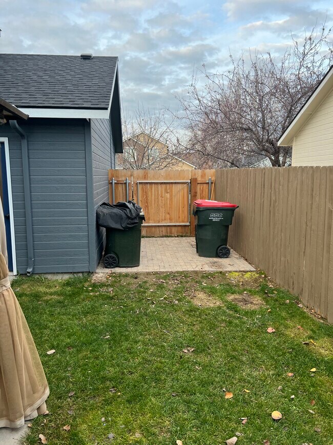 Building Photo - 173 E Moskee St