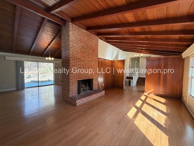 Building Photo - Beautiful Mid Century Modern Grandin Road Home