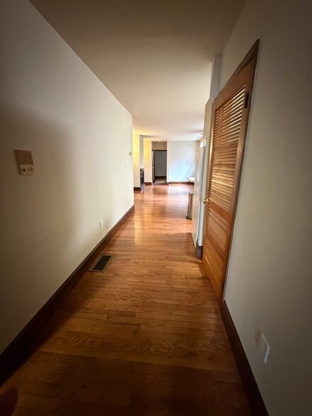 entrance hall with utility closet housing washer/dryer - 507 Catharine St