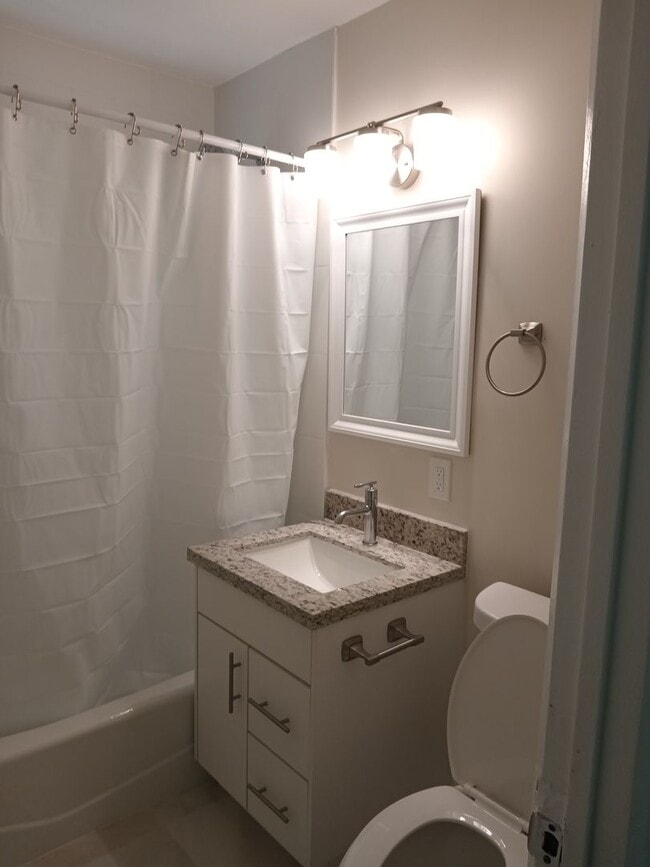 Building Photo - 702